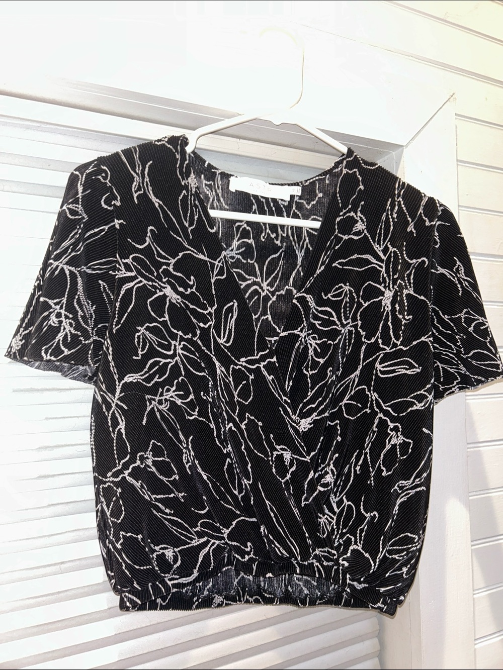 ASTR THE LABEL | Black & White Botanical Crinkle Top